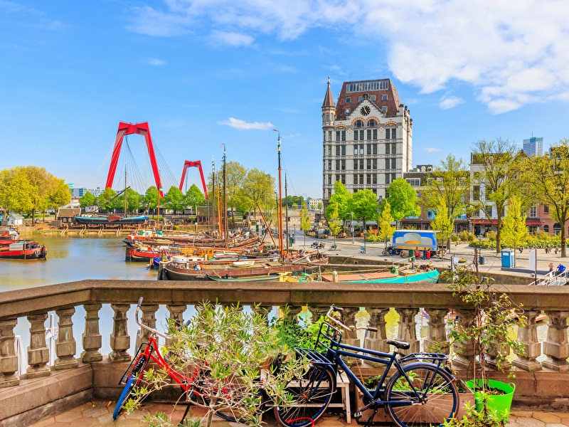 Rotterdamse Oude Haven met schepen, Willemsbrug, Witte Huis en fietsen op de voorgron